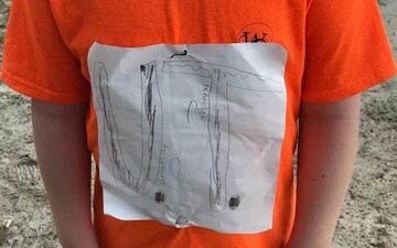 Школяра зацькували за саморобну футболку, але за нього заступилися студенти: тепер це одяг їх ВНЗ