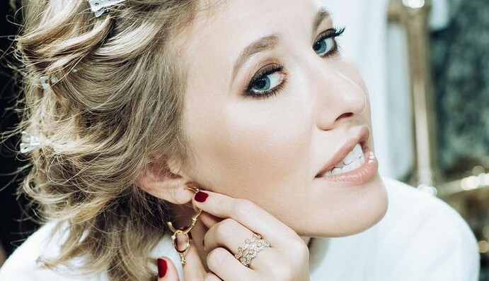 Готова до головного дня: Собчак показала перше фото у весільній сукні