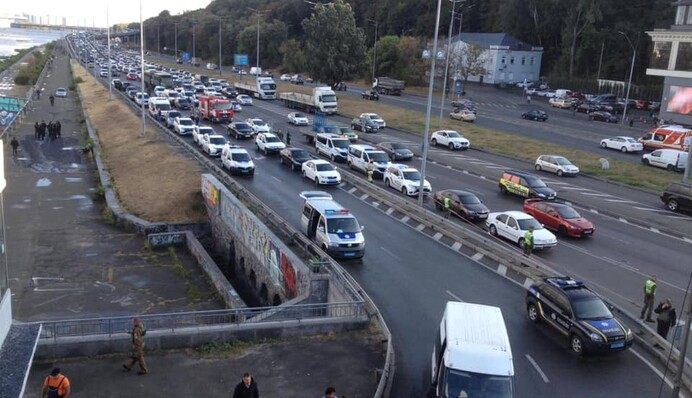 У Києві озброєний чоловік погрожував підірвати міст Метро: всі подробиці, фото і відео