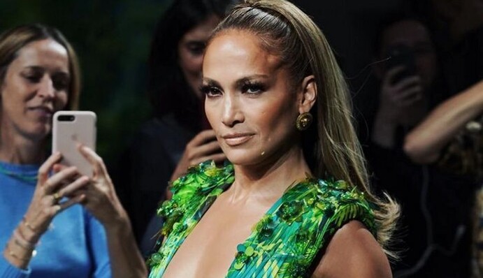 Дженнифер Лопес затмила всех на показе Versace: она вышла на подиум в реплике своего культового наряда