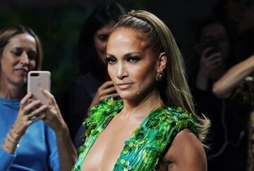 Дженніфер Лопес затьмарила усіх на показі Versace: вона вийшла на подіум в репліці свого культового наряду