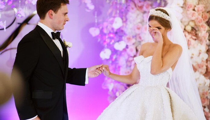 Певица Ассоль засыпала сеть трогательными фото своей сказочной свадьбы