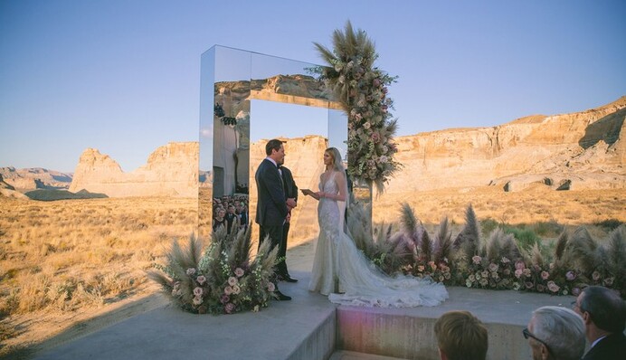 Диджей Tiesto женился на молодой подруге и показал первые фото их свадьбы в пустыне