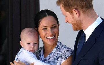 Принц Гаррі і Меган Маркл показали сина Арчі: в мережі знову сперечаються, на кого ж схожий юний герцог