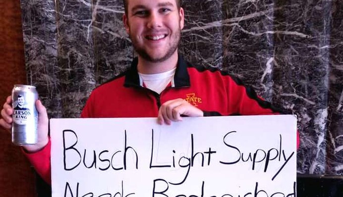 Парень попросил в эфире денег на пиво, а в итоге собрал 1 млн долларов для детской больницы