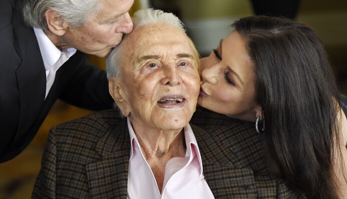 Кетрін Зета-Джонс поділилася рідкісним фото з батьком чоловіка: скоро Кірку Дугласу виповниться 103 роки