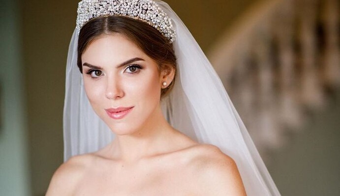 Певица Ассоль раскрыла стоимость свадебного платья: его вес в 23 кг впечатлил меньше