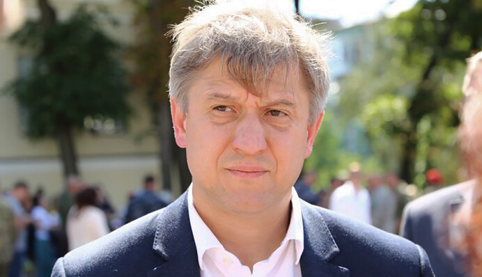 Відставка Данилюка: один факт і 12 версій першого топ-скандалу в команді Зеленського