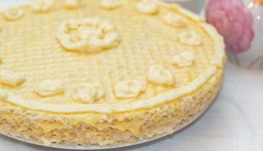 Вафельний торт зі згущеним молоком і бананами за 30 хвилин: простий покроковий рецепт