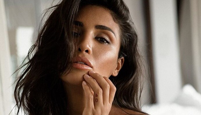 Плачу несколько раз в сутки: недавно родившая украинская певица рассказала о материнстве