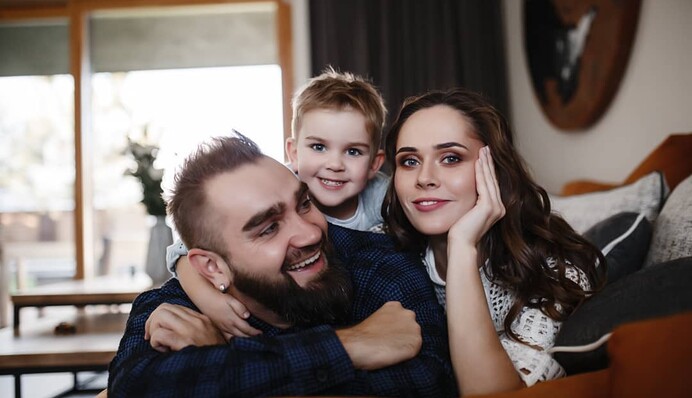 Солистка The Hardkiss снялась в милой фотосессии с мужем и сыном