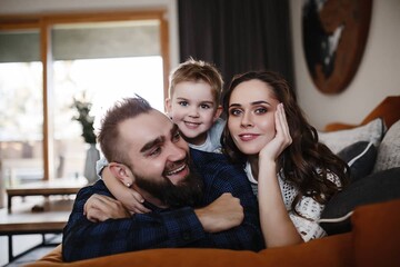 Солістка The Hardkiss знялася в милій фотосесії з чоловіком і сином