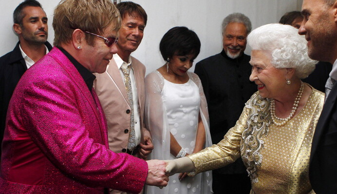 Королева Елизавета ударила племянника по лицу перед Элтоном Джоном