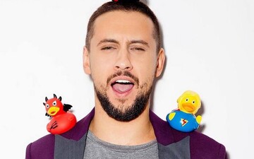 Запам'ятовую кожну мить: MONATIK показав дорогоцінні миті з синами