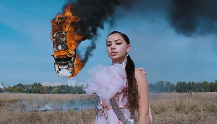 Британская поп-звезда Charli XCX сняла клип в Киеве