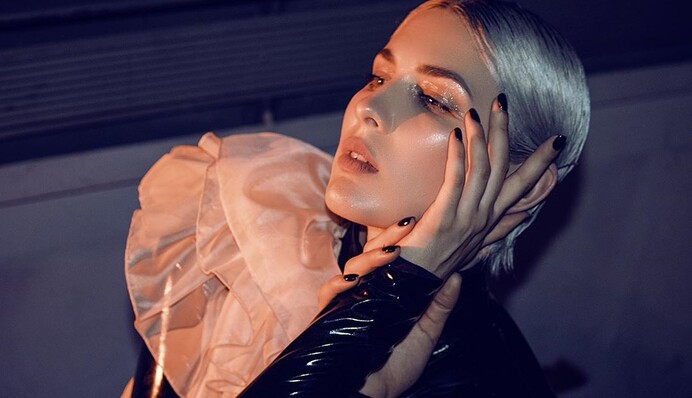 Чи то мавка, чи то наречена: Maruv заінтригувала фанів яскравим образом для кліпу