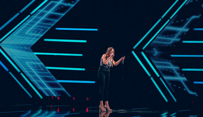 Судей Х-фактора покорила 17-летняя певица-сирота: видео