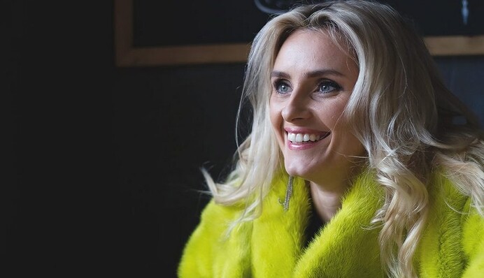 Ирина Федишин показала роскошную квартиру во Львове: колонны, золото и фортепиано на кухне