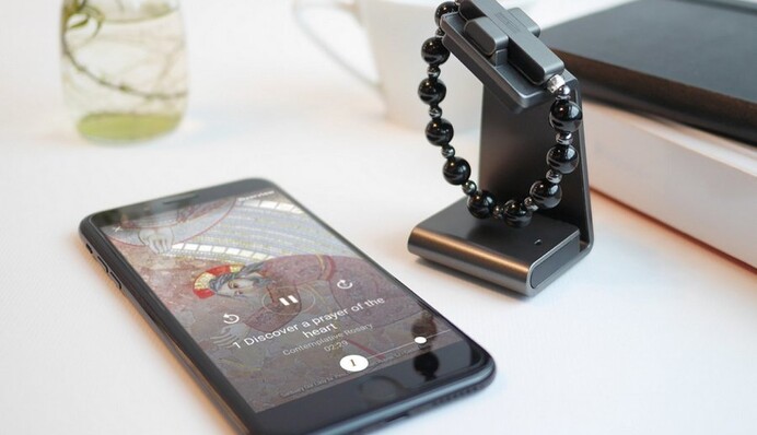 Ватикан представил первые смарт-четки: перекрестись и активируй