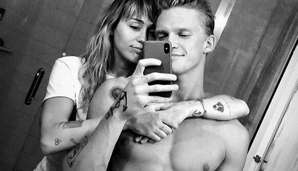 Новый парень Майли Сайрус не дает покоя таблоидам: хотя с такими фото это не странно