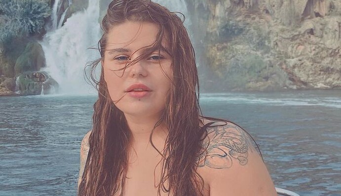 Вокалістка гурту KAZKA показала пишні форми в купальнику