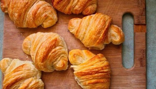 Круассаны с джемом, шоколадом или сгущенкой: простой рецепт для выпечки дома