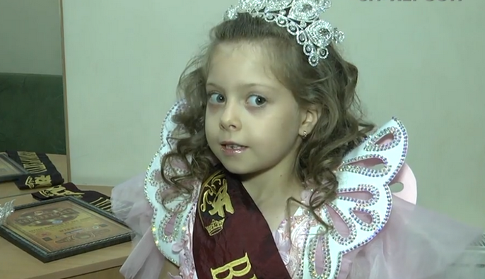 Маленька українка стала принцесою Всесвіту: фото 6-річної красуні