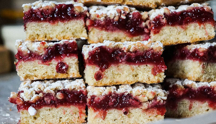 Как приготовить дома тертый пирог с ягодной начинкой: простой рецепт десерта из детства