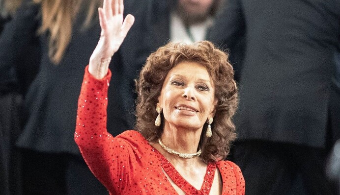 85-летняя Софи Лорен появилась на публике в облегающем наряде: как сегодня выглядит актриса