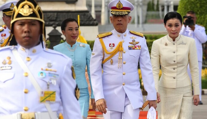 Король Таїланду одружився з генералом та генерал-майором, але щось в родині двоєженця пішло не так