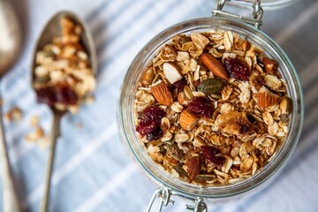 А чи не бреше реклама: 7 шкідливих продуктів, які називають корисними