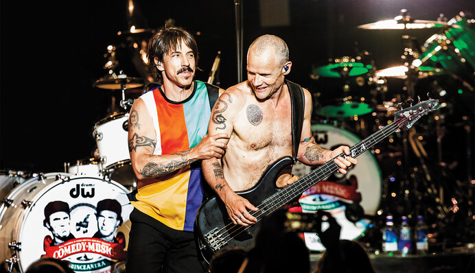 В лавандовом фраке и кроссовках: рок-звезда Red Hot Chilly Peppers женился во второй раз