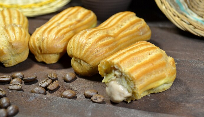 Эклеры со сгущенкой и кремом: простой рецепт десерта к чаю