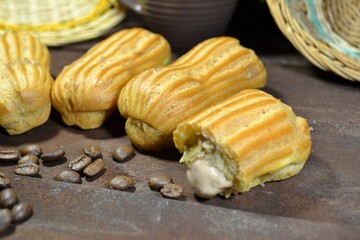 Еклери зі згущеним молоком і кремом: простий рецепт десерту до чаю