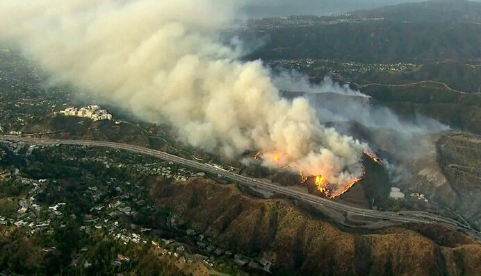 У престижних районах Лос-Анджелеса спалахнули пожежі: кому із знаменитостей довелося рятуватися