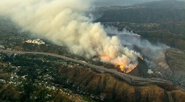 У престижних районах Лос-Анджелеса спалахнули пожежі: кому із знаменитостей довелося рятуватися
