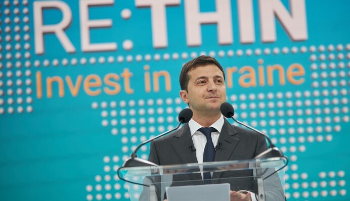 Уже яблоко, но еще не Apple: как Зеленский уговаривал инвесторов вложиться в Украину