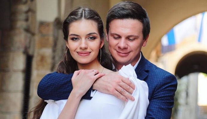 Сорвалась ко мне на другую часть планеты: Комаров похвастался поступком молодой жены