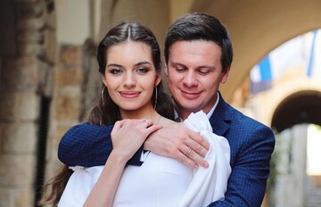 Зірвалася до мене на іншу частину планети: Комаров похвалився вчинком молодої дружини