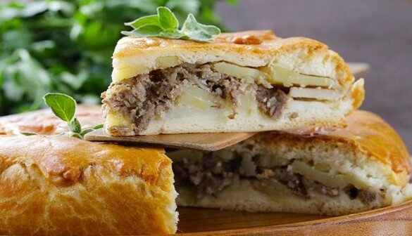 Ситний пиріг з м'ясом і картоплею: ​​простий рецепт смачної вечері