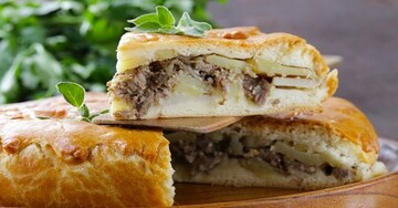 Ситний пиріг з м'ясом і картоплею: ​​простий рецепт смачної вечері