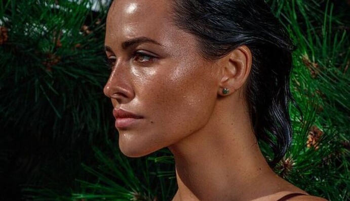 Шикарный вид: Даша Астафьева подразнила фанов глубоким декольте