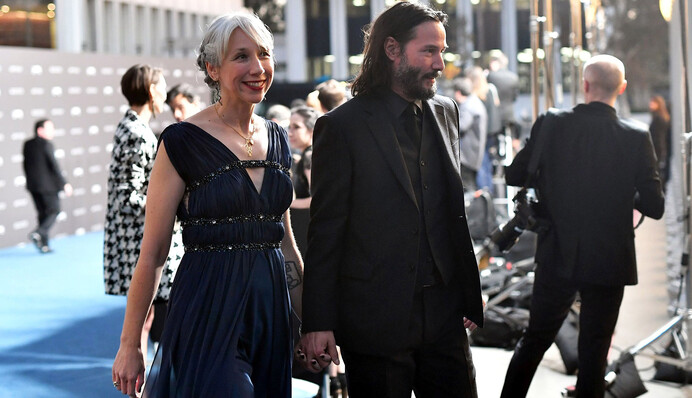 Кіану Рівза підозрюють у романі: актор-одинак з’явився на публіці за руку з художницею