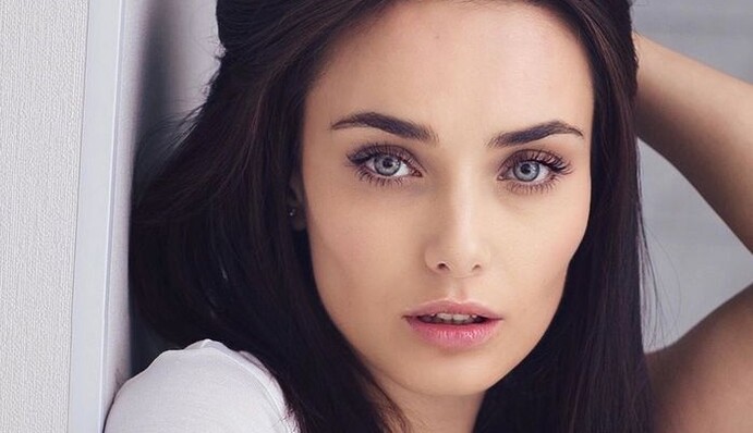 Спустил с лестницы: звезда 