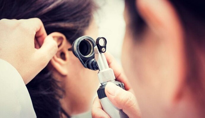 Парень жаловался на зуд в ухе, но никак не ожидал найти там семейство тараканов