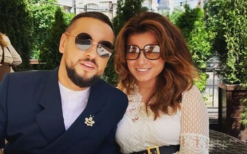 Family look: MONATIK з дружиною показали яскраві образи в Діснейленді