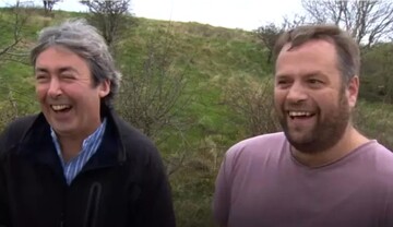 Друзі вийшли в поле шукати загублену обручку, та їхня знахідка змусила геть забути про неї