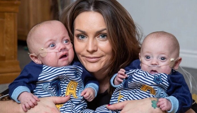 Женщина родила самых маленьких близнецов в мире - вместе братья не весили даже 1 кг