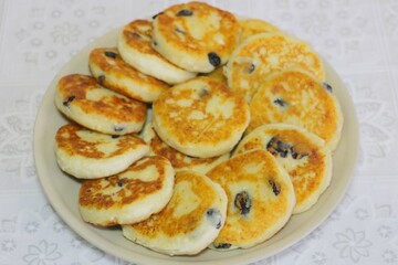 Ніжні сирники з родзинками за 30 хвилин: покроковий рецепт і поради