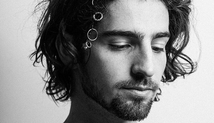 Українська знаменитість знайшла себе на рекламі надгробних пам'ятників: схоже, це пік популярності